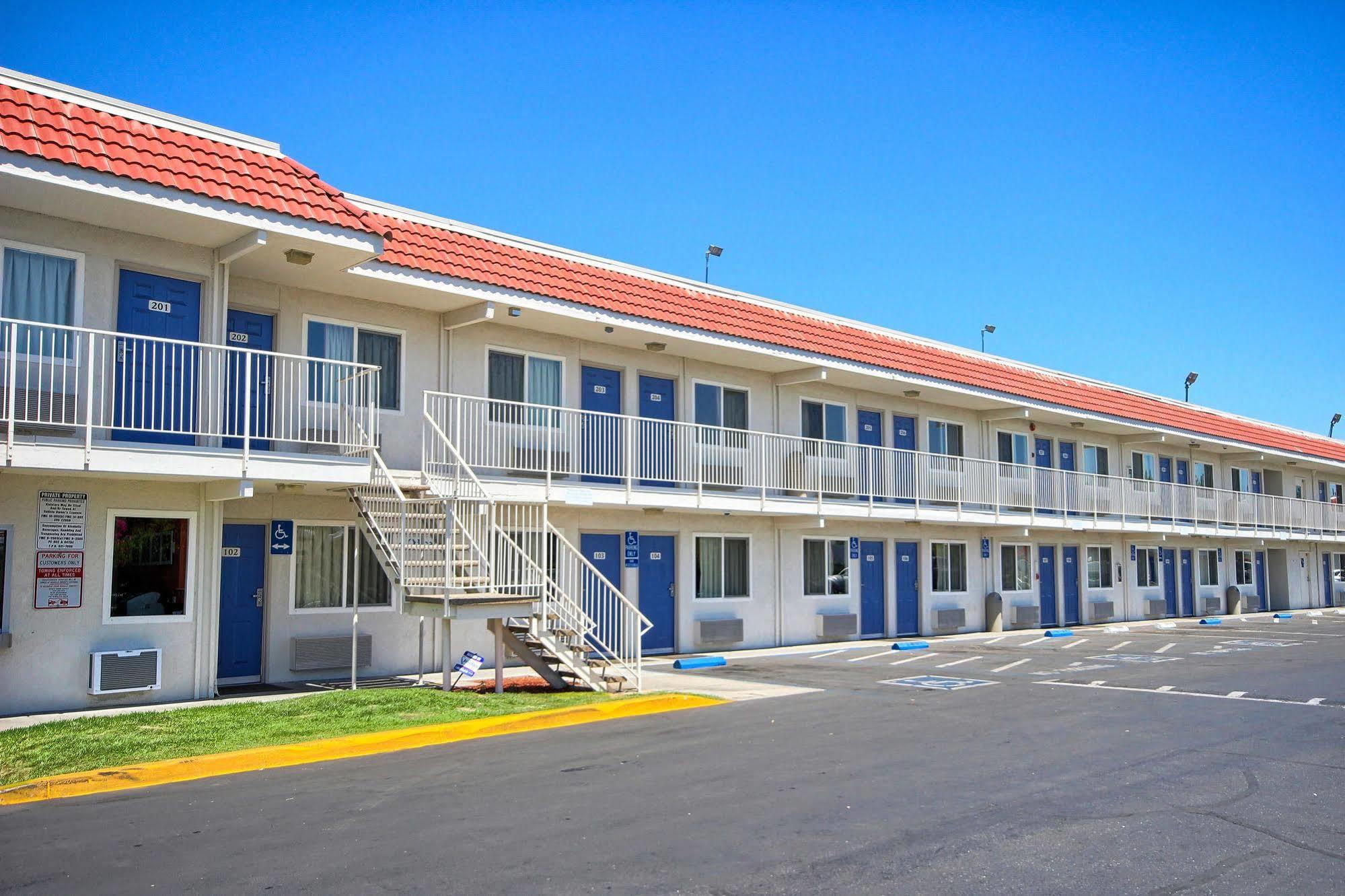 Motel 6-Fresno, Ca - Blackstone South Exterior photo